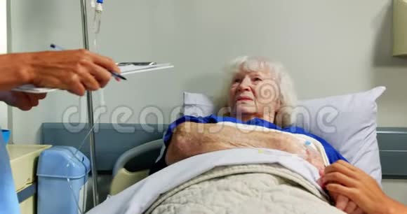 女医生与老年病人互动4k视频的预览图