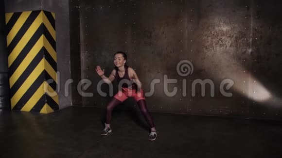 运动美女在健身房做运动健身房训练常规视频的预览图