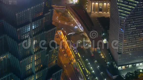 高层建筑的鸟瞰和城市交通在夜间时间流逝视频的预览图