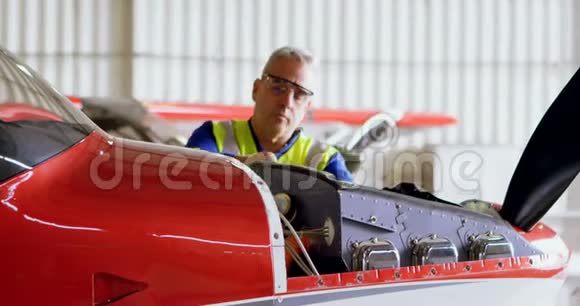 修理飞机库4k的工程师视频的预览图
