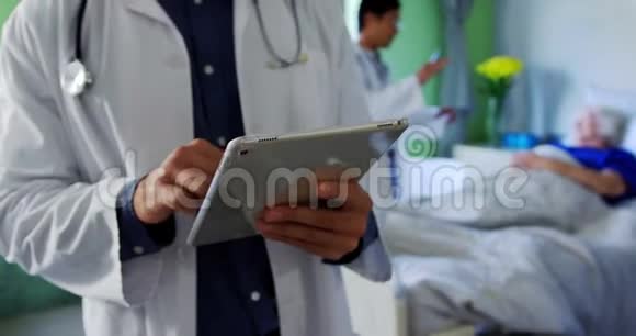 男性医生使用数字平板4k视频的预览图