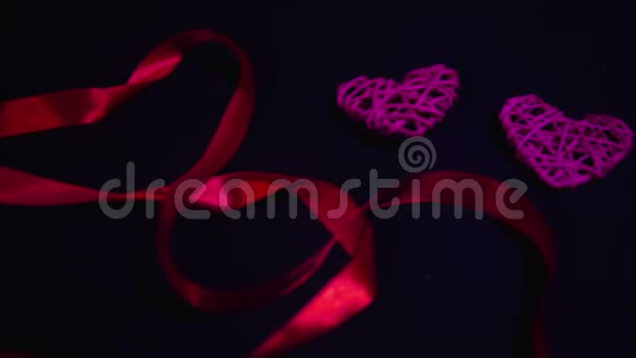 织带和装饰心的足迹情人节视频的预览图