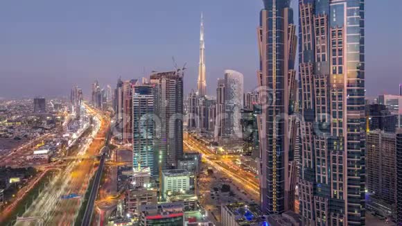 在阿联酋迪拜夜晚的天际线与现代化的摩天大楼和交通在谢赫扎耶德的道路上白天到夜晚的时间视频的预览图
