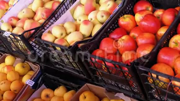 在街上市场上展示苹果农场市场视频的预览图
