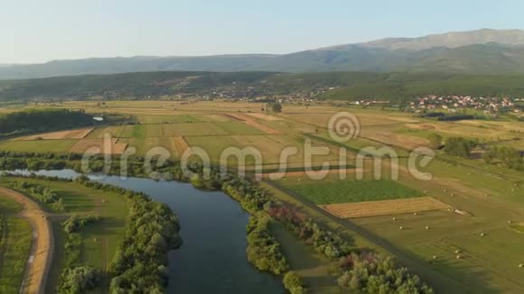 克罗地亚Cetina河的鸟瞰图视频的预览图