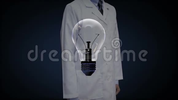 医生研究员触摸灯泡灯显示IDEA概念视频的预览图