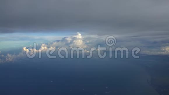 4K从空中俯瞰天空和云层透过飞机窗看到视频的预览图