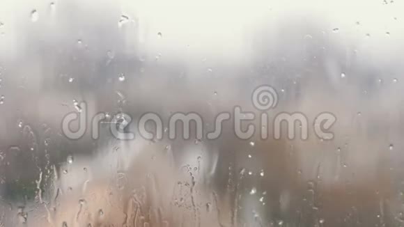 雨滴顺着窗户上的玻璃流下来视频的预览图