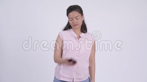 年轻快乐的亚洲女商人用电话思考视频的预览图