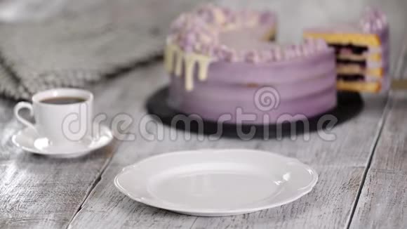 一块自制的蓝莓蛋糕视频的预览图