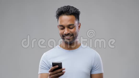 有智能手机的印度快乐男人视频的预览图
