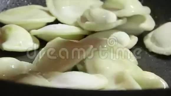 在炉子上的烤箱里用煎锅煮饺子视频的预览图