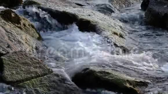 奥地利高山河上的瀑布视频的预览图