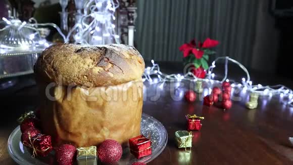 传统的意大利圣诞蛋糕潘耐托潘耐托圣诞甜蜜视频的预览图