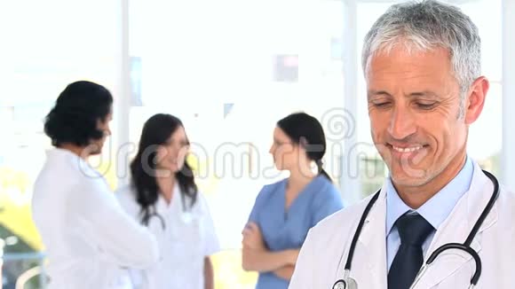 快乐成熟的医生站在他的团队面前视频的预览图