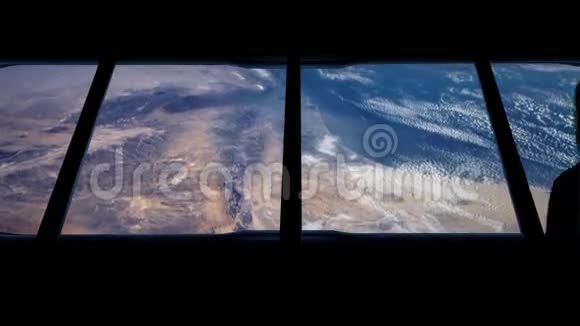 宇航员从轨道上眺望地球视频的预览图
