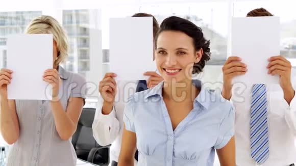 开朗的女商人站在同事面前拿着纸视频的预览图
