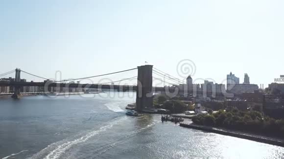 从布鲁克林区穿过东河的布鲁克林大桥的鸟瞰图无人机飞过交通道路视频的预览图