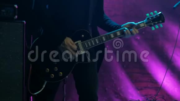 吉他手在舞台上视频的预览图