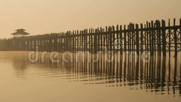 日出时的乌宾桥缅甸曼德勒视频的预览图