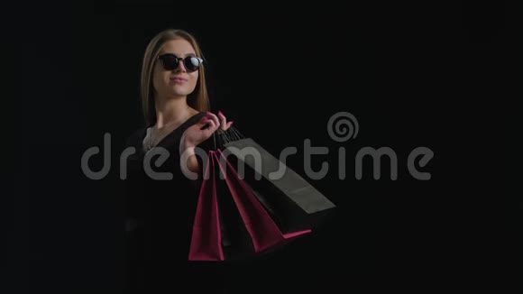 女人黑色星期五购物视频的预览图