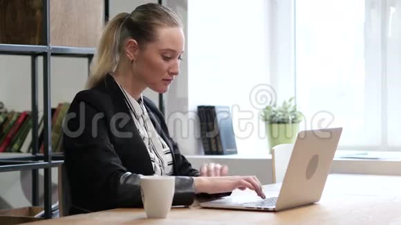 庆祝成功兴奋的商务女性在笔记本电脑上工作视频的预览图