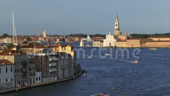 从游船上俯瞰意大利威尼斯大运河视频的预览图