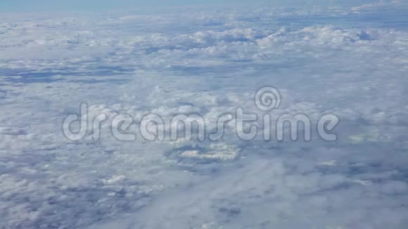 4K天空和云彩的奇妙景色从上面的阳光视频的预览图