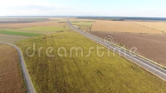 从无人驾驶飞机上看到的乡村道路视频的预览图