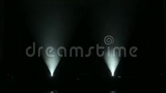 黑暗中的白色光线在一个空的舞台上视频的预览图