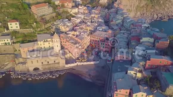 利古里亚的CinqueTeria空中无人机射击视频的预览图