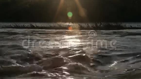 雾笼罩着河上的黎明视频的预览图