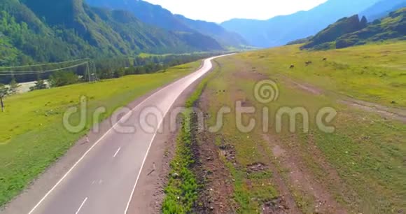 飞越山地沥青公路公路和草地视频的预览图