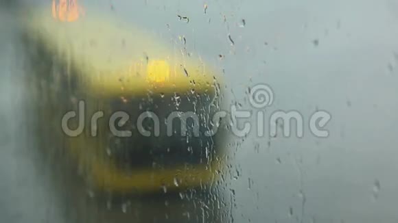 雨滴在机场的玻璃上视频的预览图