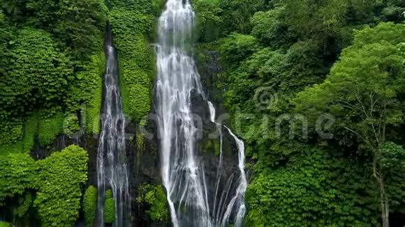 美丽的瀑布在巴厘岛印度尼西亚视频的预览图