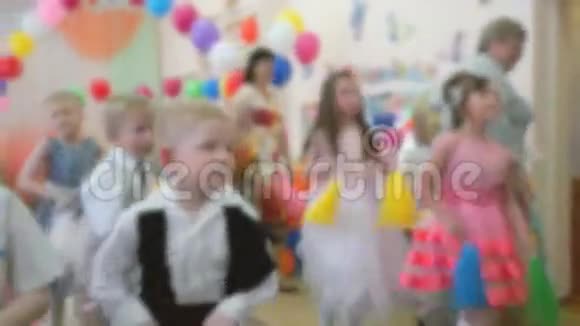 孩子们在幼儿园跳舞视频的预览图