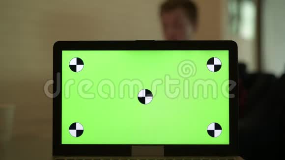 带有绿色屏幕的笔记本电脑背景中的年轻牛仔视频的预览图