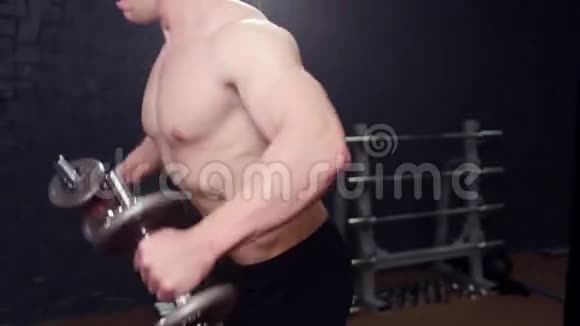 健身房里有个哑铃的男人视频的预览图