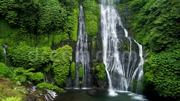 美丽的瀑布在巴厘岛印度尼西亚视频的预览图