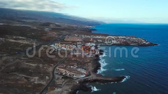 从大西洋海岸城市的高度来看西班牙加那利群岛特内里费视频的预览图