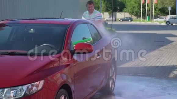 年轻的白种人正在洗车自助服务洗车视频的预览图