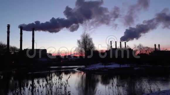 工业工厂管道的空气污染视频的预览图