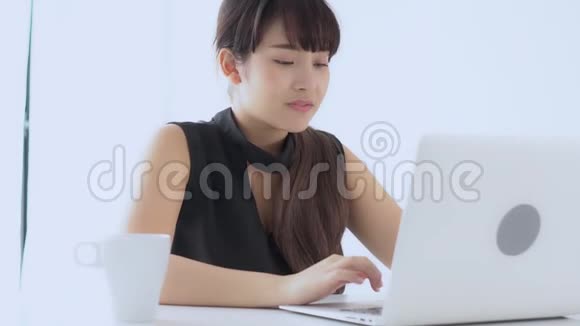 美丽的肖像自由职业年轻的亚洲妇女微笑和快乐的工作在线笔记本电脑成功与兴奋的客厅视频的预览图