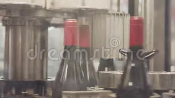 葡萄酒装瓶厂传送带上的红酒瓶视频的预览图
