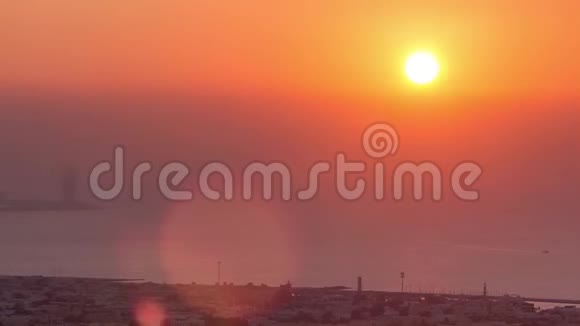 迪拜码头的空中车辆配有购物中心餐厅塔楼和游艇timelapse阿拉伯联合酋长国视频的预览图