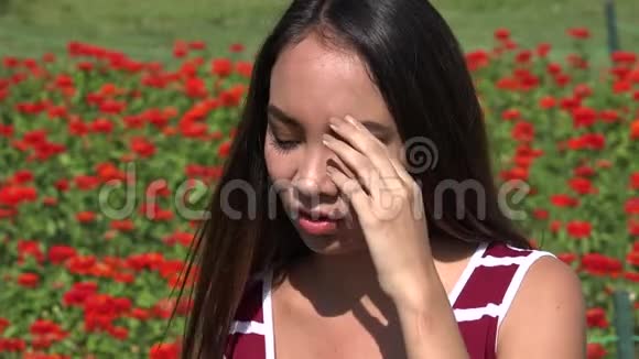 悲伤的少女哭泣视频的预览图