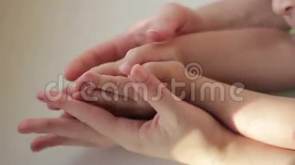 妈妈和宝贝的手视频的预览图