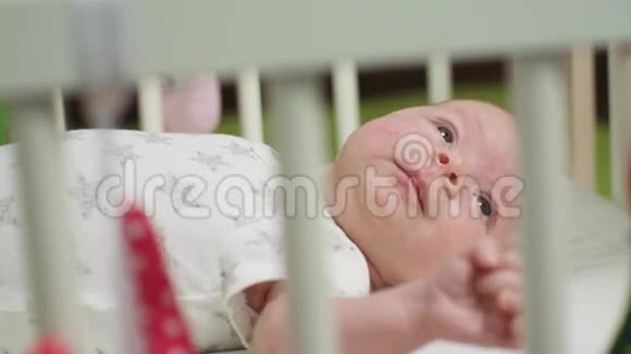婴儿在白肋骨视频的预览图