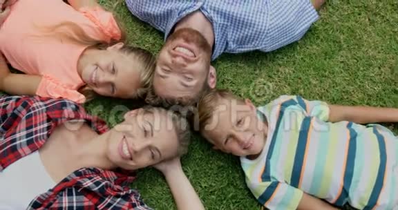 幸福的家庭躺在一起视频的预览图