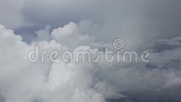 4K从空中俯瞰天空和云层透过飞机窗看到视频的预览图